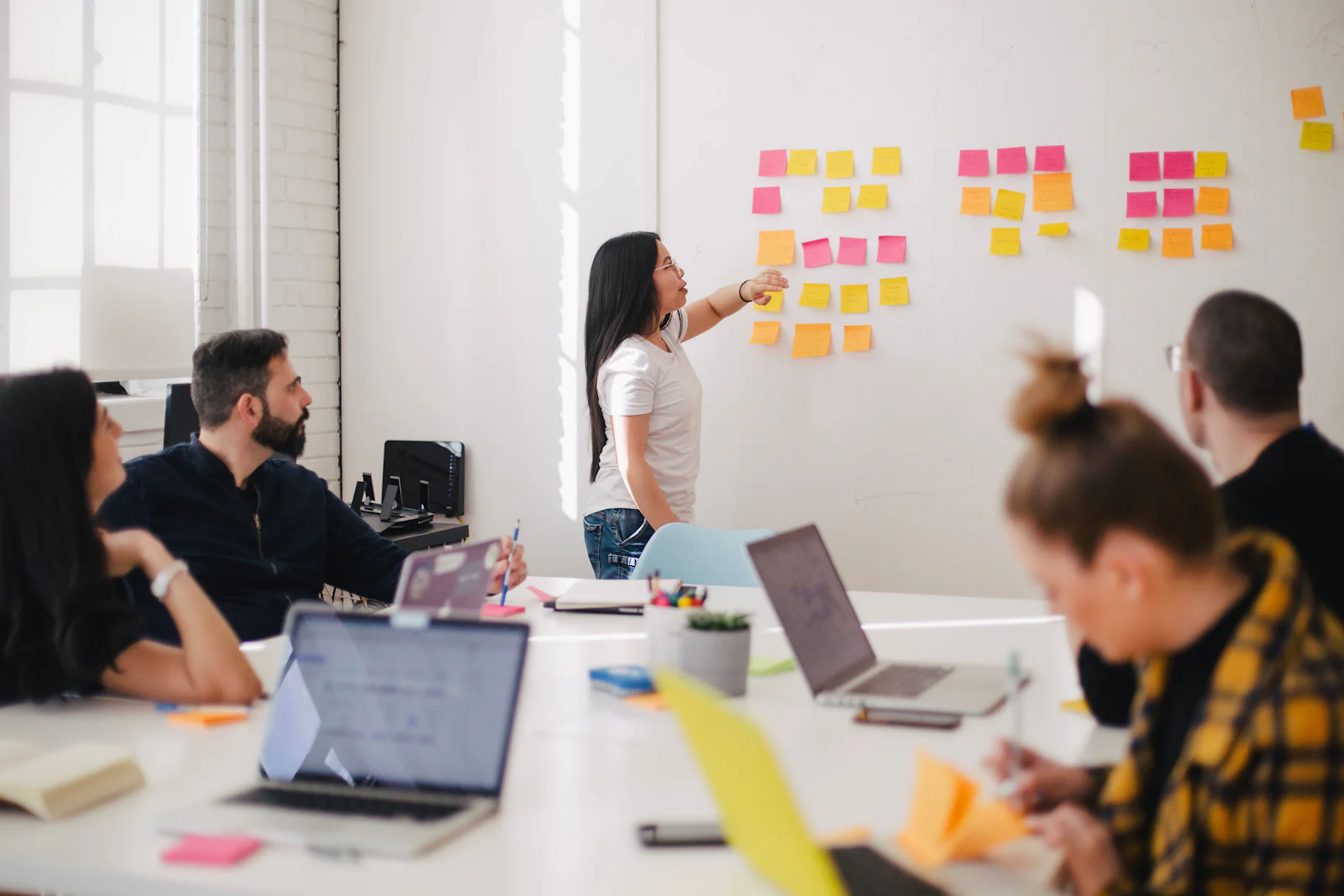 Atelier créatif devant un mur de post-it